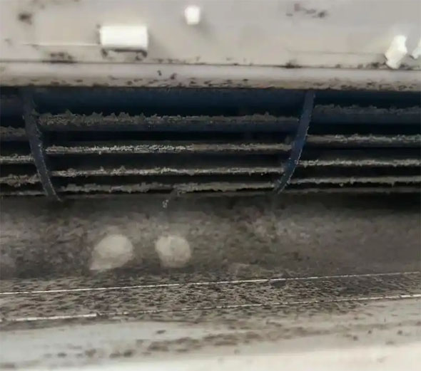 茂县空调吹的风有股烧焦味是怎么回事